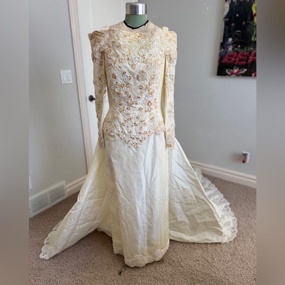 Vintage 1980s Demetrios Ivory Beaded Lace Wedding Gown w/ Detachable Train